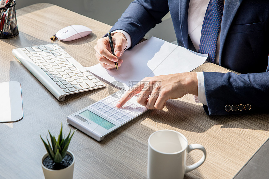 商务男士办公写字 专业形象与效率提升之道